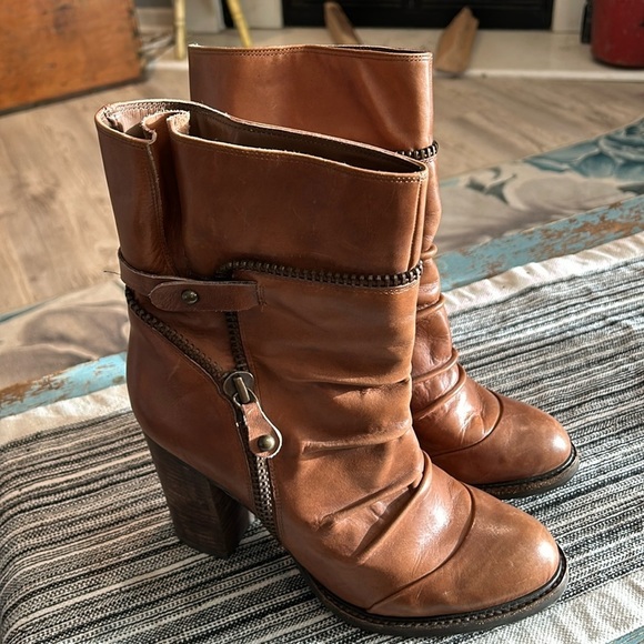 BCBGeneration Brown Leather Zippered Detail Boot Wood Heal Size 10 - Picture 1 of 6